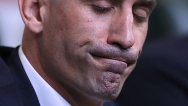 ARCHIVO - El entonces presidente de la federación española de fútbol, Luis Rubiales, hace un gesto durante una conferencia de prensa en el Mundial de 2018 en Krasnodar, Rusia, el miércoles 13 de junio de 2018. (AP Foto/Manu Fernández, Archivo)