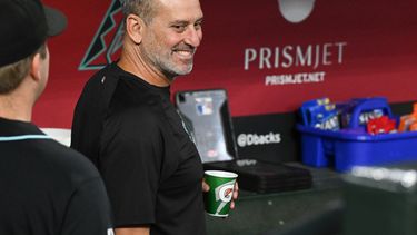Torey Lovullo, manager de los Diamondbacks de Arizona, sonríe en la cueva antes de un juego ante los Yankees de Nueva York, el domingo 20 de septiembre de 2026 (AP Foto/Caitlin OHara)