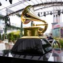 ARCHIVO - Un premio Grammy decorativo se exhibe antes del inicio de la 63.ª entrega anual de los premios Grammy en Los Ángeles el 14 de marzo de 2021. (Foto AP/Chris Pizzello, archivo)