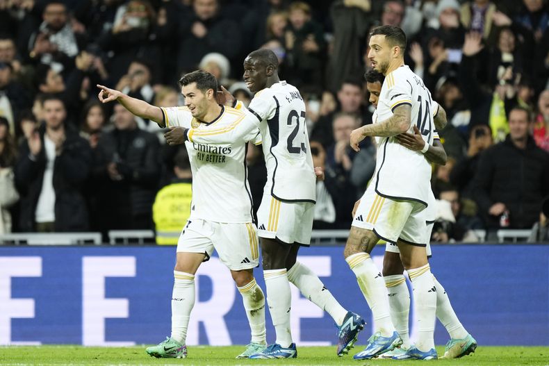 Brahim Diaz del Real Madrid celebra tras anotar el primer gol de su equipo en la victoria 2-0 ante Granada en la Liga española, el sábado 2 de diciembre de 2023, en Madrid. (AP Foto/José Bretón)