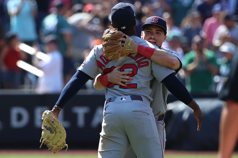 Andruw Monasterio (izquierda) y Caleb Durbin (derecha), de los Medias Rojas de Boston, reaccionan tras ganar un partido de béisbol contra los Mets de Nueva York, el domingo 12 de julio de 2026, en Nueva York. (Foto AP/Pamela Smith)