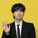 ARCHIVO - Suga, miembro de la banda de K-pop surcoreana BTS, posa antes de una conferencia de prensa para presentar su nuevo sencillo Butter en Seúl, Corea del Sur, el 21 de mayo de 2021. (Foto AP/Lee Jin-man, archivo)