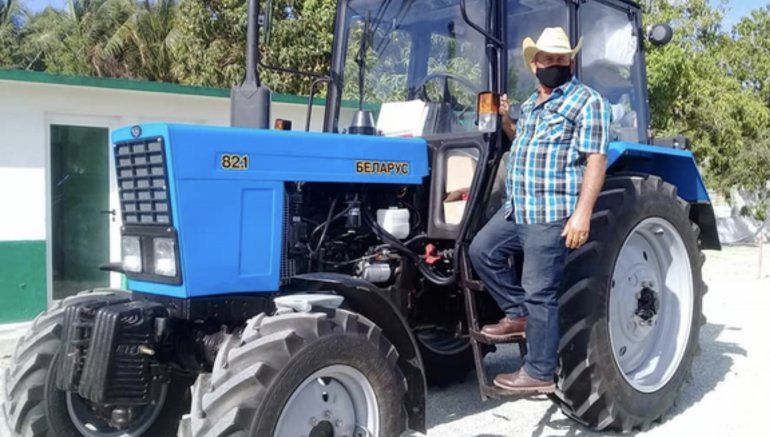 Un campesino cubano agradece a la Revolución por comprar un tractor .. en 27.000 dólares