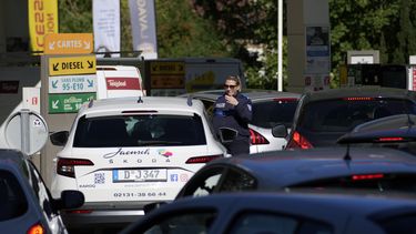 Francia ordena retorno al trabajo en refinerías