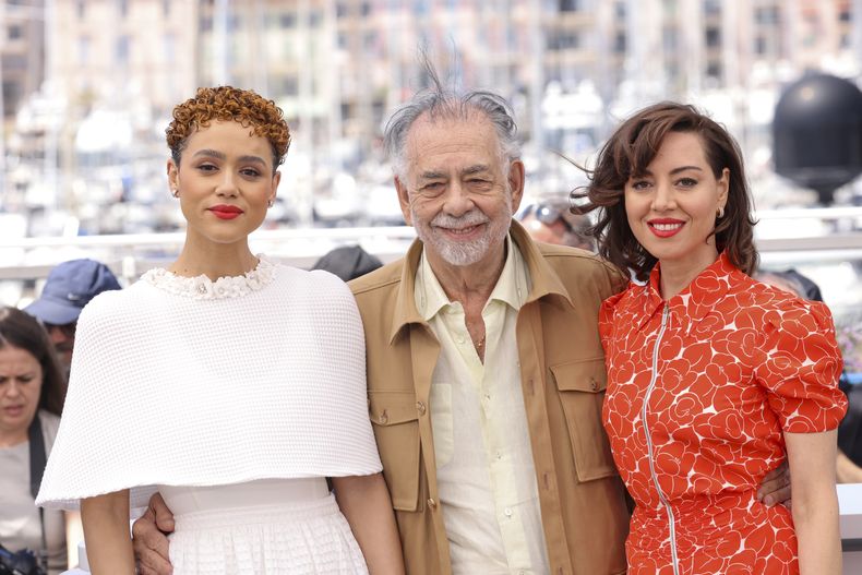 Nathalie Emmanuel, de izquierda a derecha, el director Francis Ford Coppola, y Aubrey Plaza posan en la sesión de la película Megalopolis en la 77a edición del Festival de Cine de Cannes en Francia el viernes 17 de mayo de 2024. (Foto Scott A Garfitt/Invision/AP)