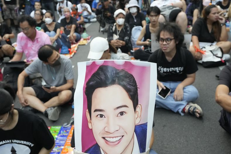 Partidarios del Partido Hacia Adelante sostienen un retrato de su dirigente Pita Limjaroenrat durante una manifestación de protesta en Bangkok, Tailandia, jueves 27 de julio de 2023. El parlamento de Tailandia intentará por tercera vez la semana entrante elegir a un primer ministro mientras aumenta la incertidumbre más de dos meses después de las elecciones. (AP Foto/Sakchai Lalit)