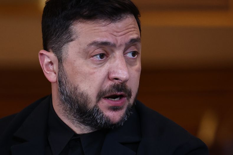 El presidente de Ucrania, Volodymyr Zelenskyy, habla durante una reunión de la Coalición de los Dispuestos con socios internacionales de Ucrania en la Oficina de Exteriores, Desarrollo y Mancomunidad, en el centro de Londres, el viernes 24 de octubre de 2025. (Henry Nicholls/Pool Foto via AP)
