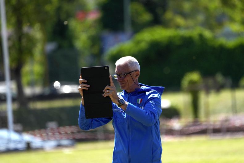El entrenador italiano Filippo Di Mulo graba en video un entrenamiento en Roma el viernes 19 de abril de 2024 (AP Foto/Alessandra Tarantino)