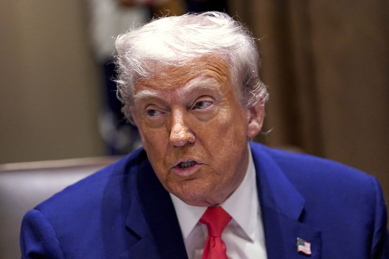 El presidente Donald Trump habla en una reunión en la Sala del Gabinete de la Casa Blanca, el jueves 10 de abril de 2025, en Washington. (Pool vía AP)