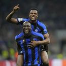 Romelu Lukaku, abajo, y sus compañeros del Inter de Milán Denzel Dumfries, arriba, y Hakan Calhanoglu, celebran el final del partido de vuelta de las semifinales de la Liga de Campeones ante el Milan, el martes 16 de mayo de 2023, en Milán. (AP Foto/Luca Bruno)