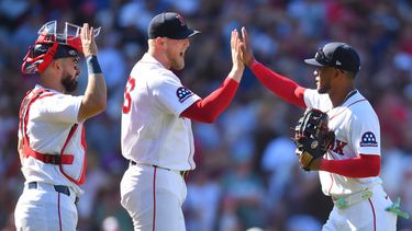 Connor Wong, Ryan Watson y Ceddanne Rafaela de los Medias Rojas de Boston celebran la victoria de su equipo ante los Rays de Tampa Bay el domingo 19 de julio del 2026. (AP Foto/Steven Senne)