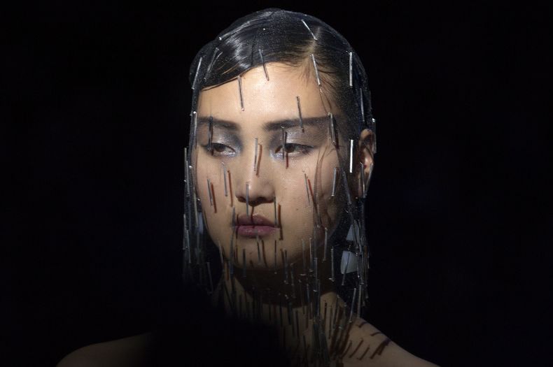 ARCHIVO - Una modelo luce una creación del diseñador italiano Giorgio Armani como parte de su presentación para la colección de alta costura Otoño Invierno 2013 para mujer, en París, Francia, el 3 de julio de 2012. (AP Photo/Jacques Brinon, archivo)