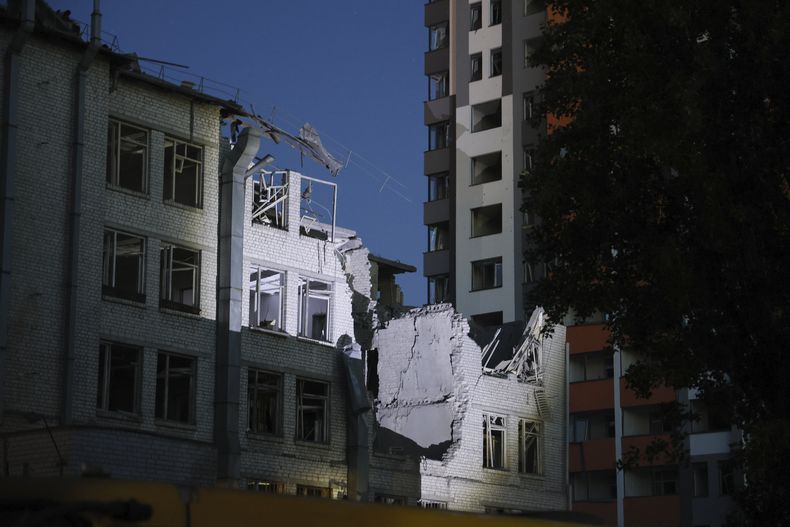 Un edificio dañado por un dron derribado durante un ataque ruso por la noche, en Kiev, Ucrania, el jueves 1 de junio de 2023. (AP Foto/Alex Babenko)