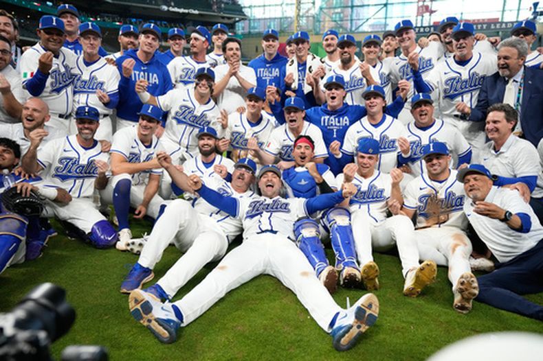 Los peloteros de Italia festejan su victoria sobre Puerto Rico en el Clásico Mundial de béisbol, el sábado 14 de marzo de 2026 (AP Foto/Karen Warren)