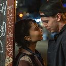 Esta imagen publicada por Sony Pictures Entertainment muestra a Zoë Kravitz, a la izquierda, y Austin Butler en una escena de Caught Stealing. (Niko Tavernise/Sony Pictures Entertainment via AP)
