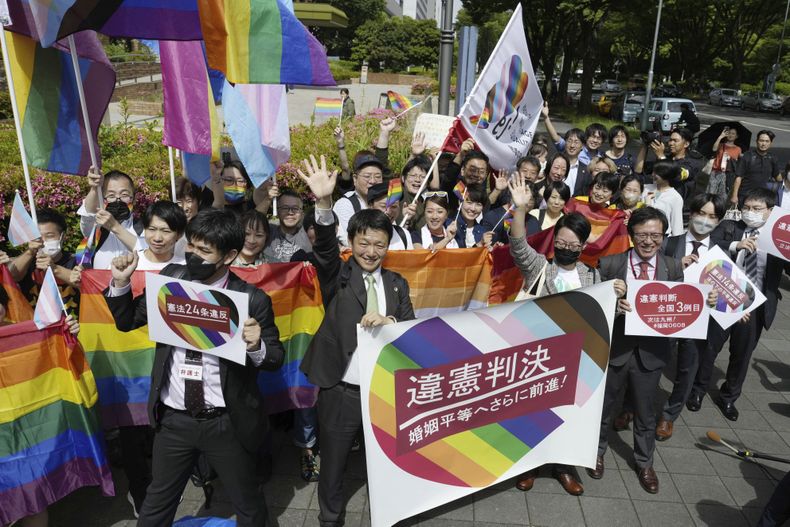 Abogados de demandantes y partidarios festejan un fallo de la corte distrital de Nagoya, Japón, martes 30 de mayo de 2023. La corte halló que la política del gobierno de no permitir el matrimonio entre personas del mismo sexo es anticonstitucional, en un fallo esperado que podría significar un paso hacia la igualdad matrimonial en un país que se resiste a aprobar una ley contra la discriminación de los LGBTQ+. (Kyodo News via AP)