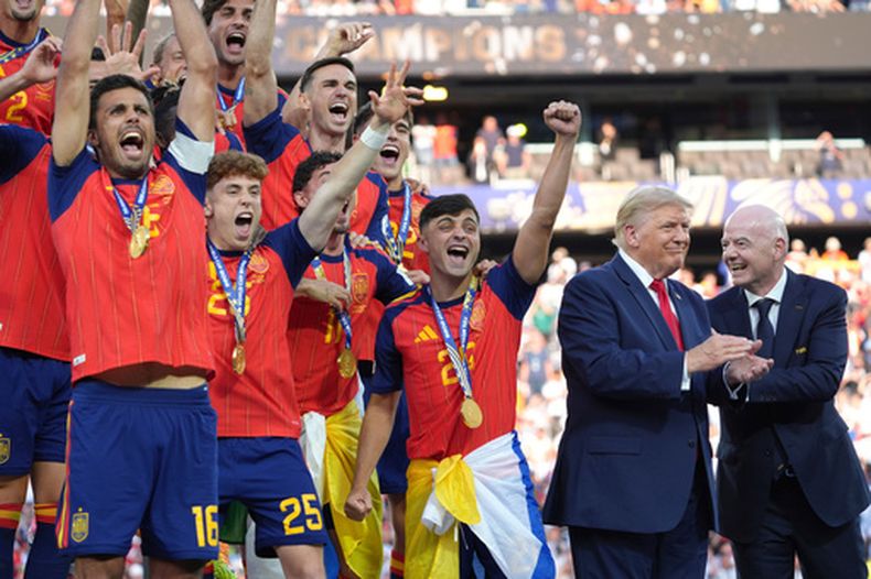 Jugadores españoles celebran al lado del presidente de los Estados Unidos Donald Trump y el presidente de la FIFA Gianni Infantino al final de la Copa Mundial el domingo 19 de julio del 2026. (AP Foto/Jacquelyn Martin)