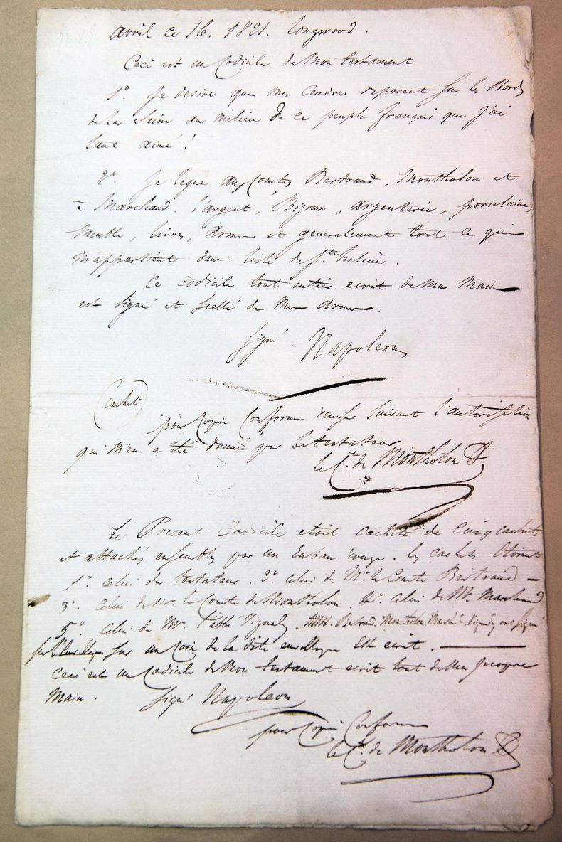 Una copia del testamento de Napole&oacute;n es exhibida en una casa de subastas en Par&iacute;s, Francia, el martes 5 de noviembre de 2013, antes de ser subastada. (Foto AP/Benjamin Girette)