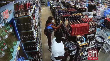 una pareja usa mochila de su hijo para robar en una licoreria de miami