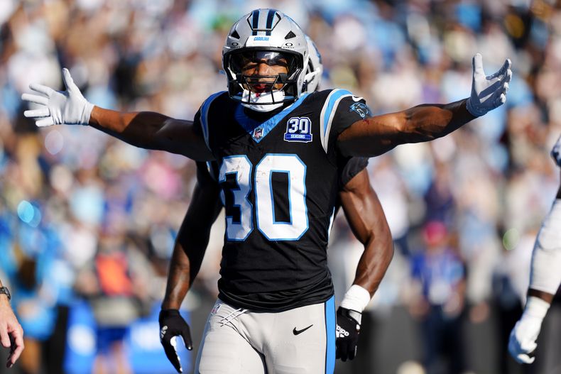 El corredor de los Panthers de Carolina, Chuba Hubbard, celebra después de anotar contra los Saints de NUeva Orleans durante la segunda mitad el domingo 3 de noviembre de 2024, en Charlotte, Carolina del Norte (AP Foto/Jacob Kupferman)