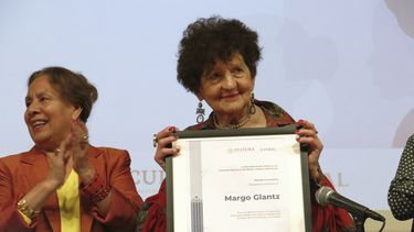La autora mexicana Margo Glantz recibe un homenaje a la trayectoria del Instituto Nacional de Bellas Artes y Literatura de México el domingo 3 de marzo de 2024. A la izquierda está la directora general del instituto Lucina Jiménez López. (Foto AP/Berenice Bautista)