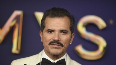 John Leguizamo llega a la 76ª edición de los premios Emmy el domingo 15 de septiembre de 2024 en el Teatro Peacock de Los Ángeles. (Foto Richard Shotwell/Invision/AP)
