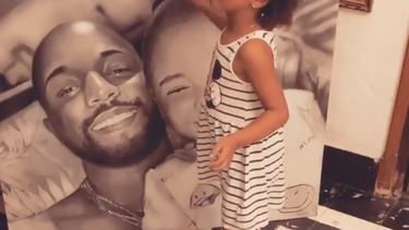 la reaccion de la nina del dany al ver una foto de su padre junto a ella