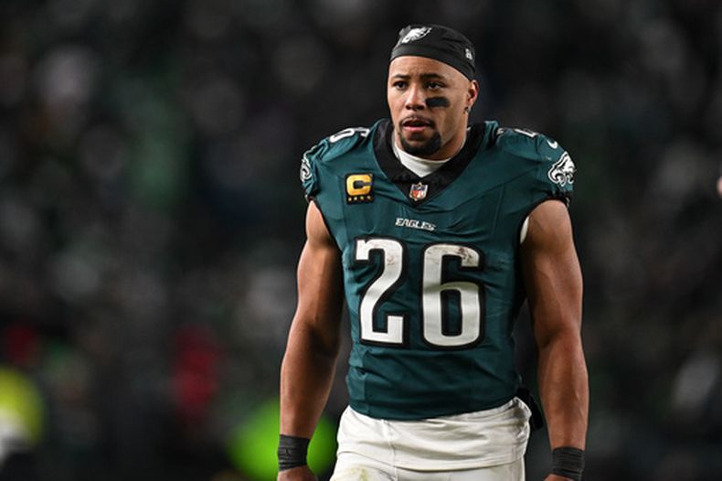 ARCHIVO - Foto del 11 de enero del 2026, el corredor de los Eagles de Filadelfia Saquon Barkley sale del campo durante el medio tiempo del encuentro de comodín ante los 49ers de San Francisco. (AP Foto/Terrance Williams, Archivo)