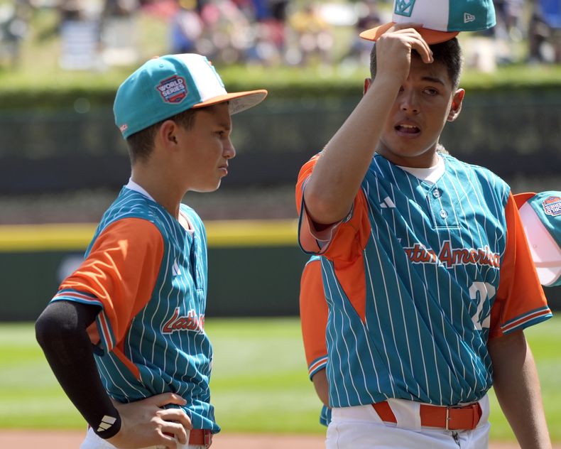 Los venezolanos Samuel Carrasquel (izquierda) y Willians Mora (22) reaccionan tras la derrota 4-1 ante Taiwán en la Serie Mundial de Pequeñas Ligas, el sábado 24 de agosto de 2024, en South Williamsport, Pennsylvania. (AP Foto/Tom E. Puskar)