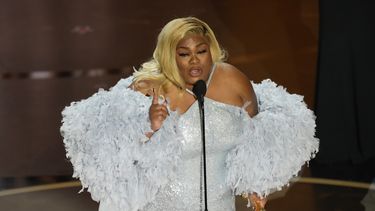 DaVine Joy Randolph recibe el premio a mejor actriz de reparto por su papel en The Holdovers en los Oscar el domingo 10 de marzo de 2024, en el Teatro Dolby en Los Ángeles. (Foto AP/Chris Pizzello)
