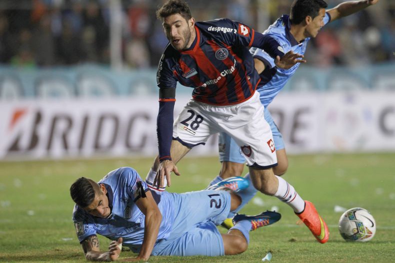 Ronald Eguino del Bol&iacute;var de Bolivia, izquierda, cae el piso al disputar un bal&oacute;n con Ignacio Piatti de San Lorenzo de Argentina en el partido por las semifinales de la Copa Libertadores en La Paz, Bolivia, el mi&eacute;rcoles 30 de julio de