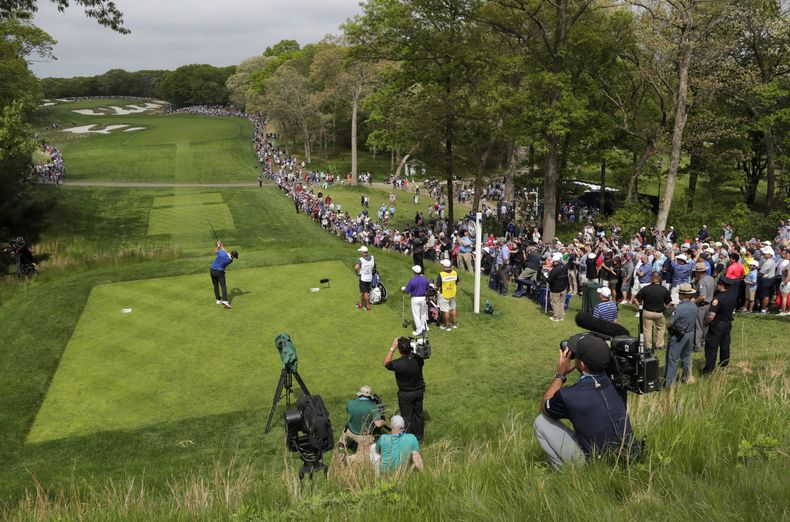 ARCHIVO - Brooks Koepka despeja desde el tee del octavo hoyo en la última ronda del Campeonato de la PGA, el domingo 19 de mayo de 2019, en Farmingdale, Nueva York. (AP Foto/Julio Cortez)