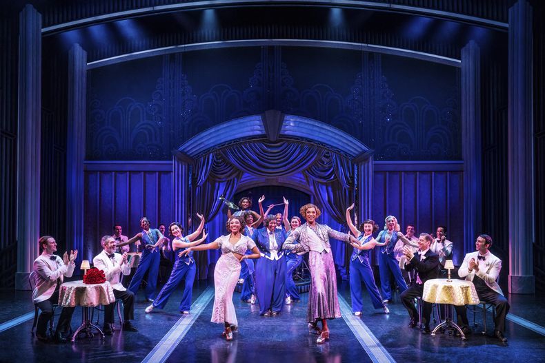 En esta imagen proporcionada por Polk & Co. el elenco de Some Like It Hot durante una función. (Matthew Murphy/Polk & Co. vía AP)