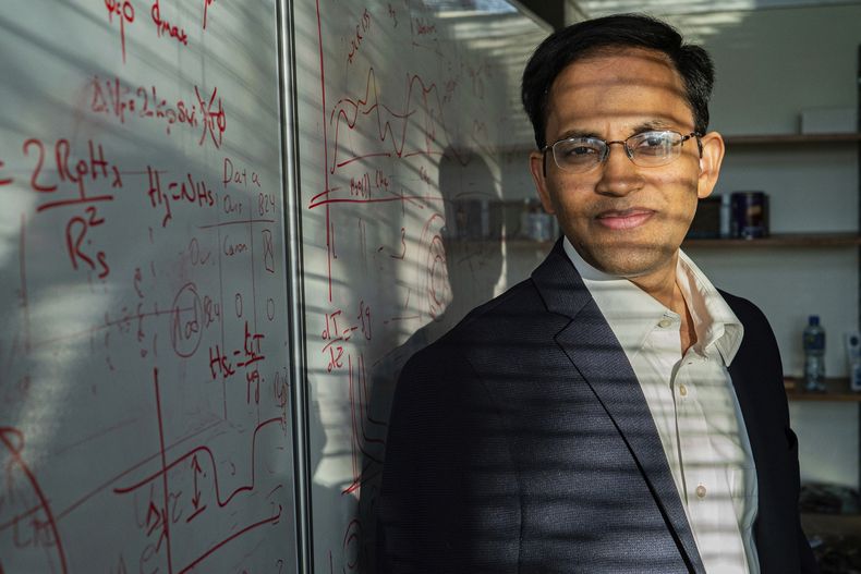 El astrofísico Nikku Madhusudhan en el Instituto de Astronomía de la Universidad de Cambridge en Inglaterra en abril del 2025. (Atlantic Studios via AP)