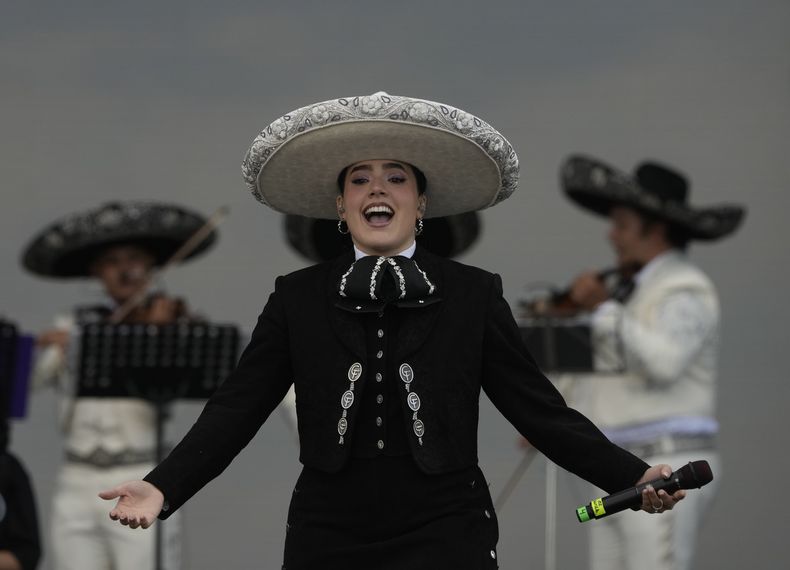 La cantante mexicana Camila Fernández durante su concierto en el segundo día del festival Arre en la Ciudad de México el 10 de septiembre de 2023. (Foto AP/Fernando Llano)