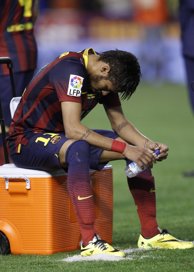 Neymar, del Barcelona, tras la derrota ante Real Madrid por la final de la Copa del Rey en Valencia el 16 de abril del 2014. Neymar qued&oacute; lesioinado. (AP Foto/Alberto Saiz)
