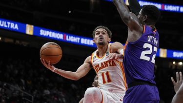 Con 36 de Young, Hawks vencen a diezmados Suns