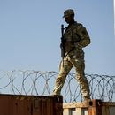 Un elemento de la Guardia Nacional camina sobre vagones de tren cubiertos con alambre de púas a lo largo de la frontera entre México y Texas, el 3 de enero de 2024, en Eagle Pass, Texas. (AP Foto/Eric Gay, Archivo)