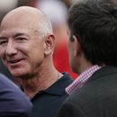ARCHIVO - El fundador de Amazon, Jeff Bezos, antes del inicio de un partido de la NFL, el 15 de septiembre de 2022, en Kansas City, Missouri. (AP Foto/Charlie Riedel, File)