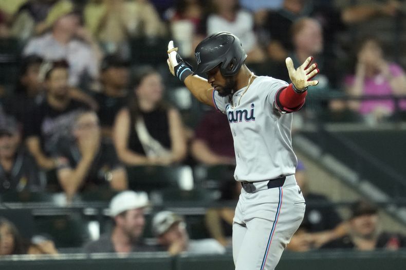 El dominicano Otto López, de los Marlins de Miami, festeja su jonrón de dos carreras ante los Diamondbacks de Arizona, el viernes 27 de junio de 2025 (AP Foto/Ross D. Franklin)