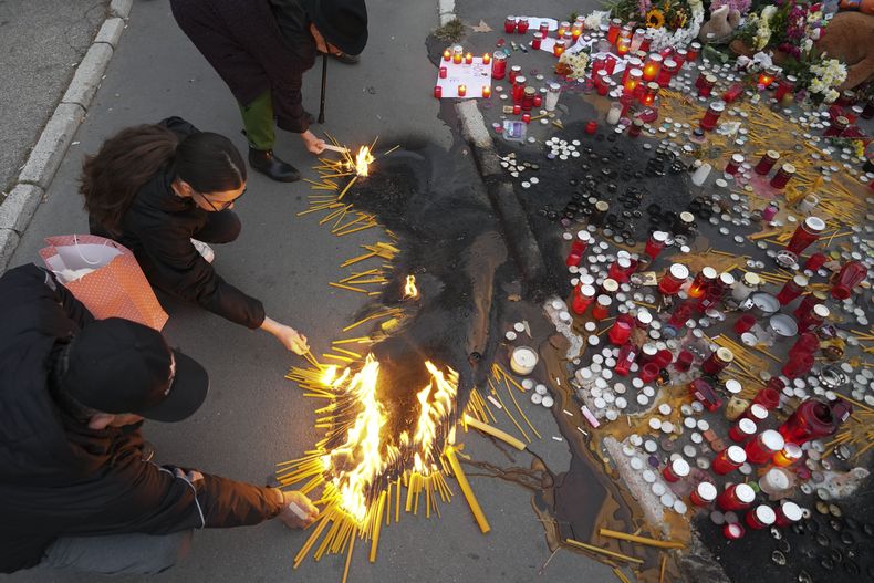 Gente enciende velas por las víctimas tras el derrumbe de un tejado al aire libre en una estación de tren en Novi Sad, Serbia, el sábado 2 de noviembre dee 2024. (AP Foto/Darko Vojinovic)