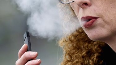 EEUU prohíbe cigarrillos relacionados con repunte del vapeo