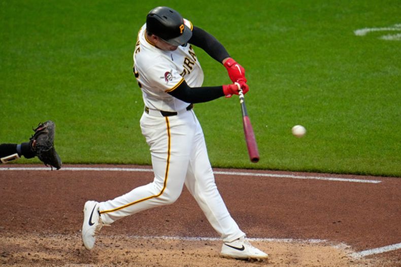 Nick Yorke, de los Piratas de Pittsburgh, pega un sencillo en el encuentro del domingo 16 de agosto de 2026 ante los Medias Rojas de Boston (AP Foto/Gene J. Puskar)