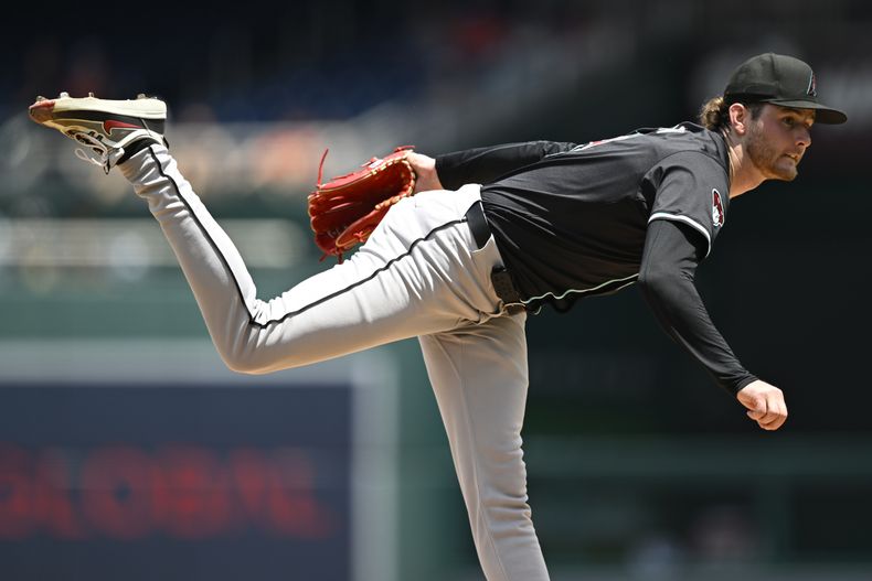 El abridor de los Diamondbacks de Arizona Ryne Nelson lanza en la primera entrada del encuentro ante los Nacionales de Washington el jueves 20 de junio del 2024. (AP Foto/John McDonnell)