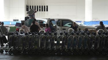 Personas cargan equipaje en una camioneta afuera del Aeropuerto Internacional de Los Ángeles el viernes 6 de junio de 2025.. (AP Foto/Jae C. Hong)