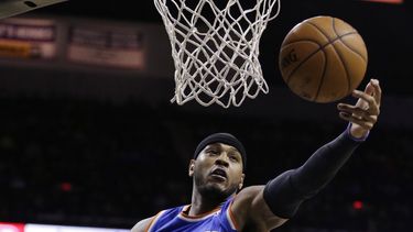 americateve | Carmelo Anthony, de los Knicks de Nueva York, atrapa un rebote en el duelo del jueves 2 de enero de 2013, frente a los Spurs de San Antonio (AP Foto/Eric Gay)