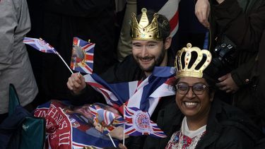 Simpatizantes reales colocados para ver la procesión de la coronación del rey Carlos III de Gran Bretaña en Londres el sábado 6 de mayo de 2023. (Foto AP/Alberto Pezzali)