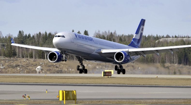 Un avión de Finnair aterriza en el Aeropuerto Internacional de Helsinki, en Vantaa, Finlandia, el 19 de abril de 2010.. (Jussi Nukari/Lehtikuva via AP)
