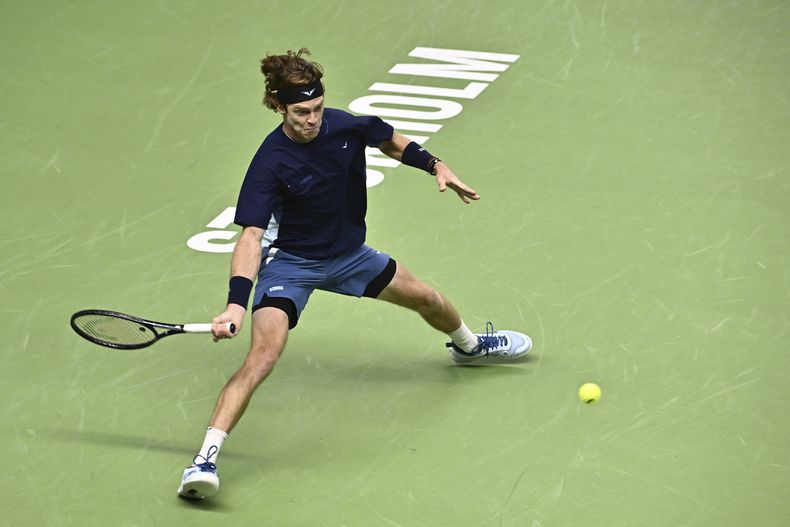 Andrey Rublev devuelve ante Stan Wawrinka durante el Abierto de Suecia, el viernes 18 de octubre de 2024, en Estocolmo. (Anders Wiklund/TT News Agency vía AP)