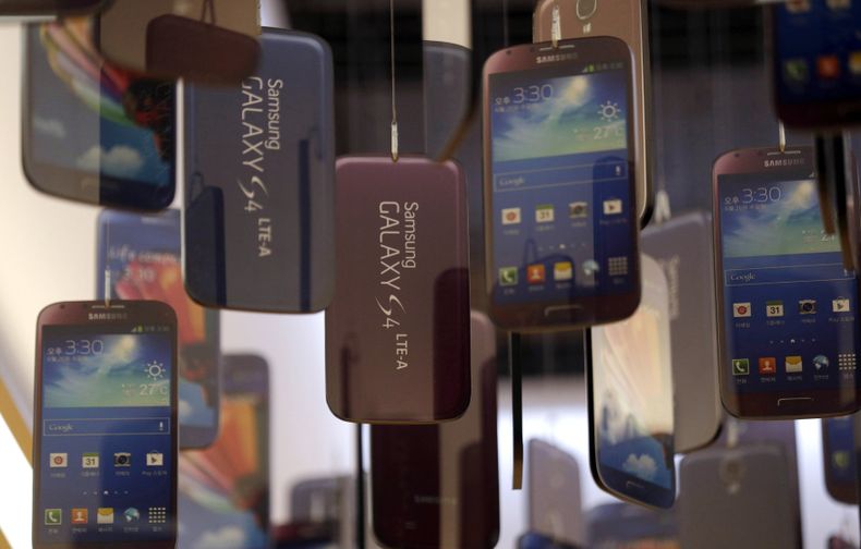 ARCHIVO- En imagen del 26 de julio de 2013, varios modelos del smartphone Galaxy S4 de Samsung Electronics son exhibidos en una sala de la sede de la compa&ntilde;&iacute;a en Se&uacute;l, Corea del Sur. Las ganancias operativas de Samsung Electronics alc
